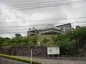 学園本部が所在する鹿児島実業高等学校の外観