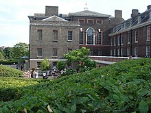 Side-view, showing the visitors' cafe below and above, the changes in fenestration from later building work to the state rooms. Kensington Palace, London 01.JPG