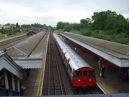 Kenton station northbound Bakerloo line look south.JPG