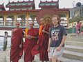 Các nhà sư chùa Kyauktan Yele với du khách