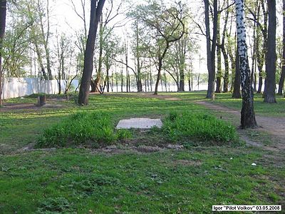 Памятник с прахом Н. Ф. Кретова перенесён на Центральное кладбище г. Долгопрудный. В Кретовском парке на его месте лишь клумба, 2006 год.