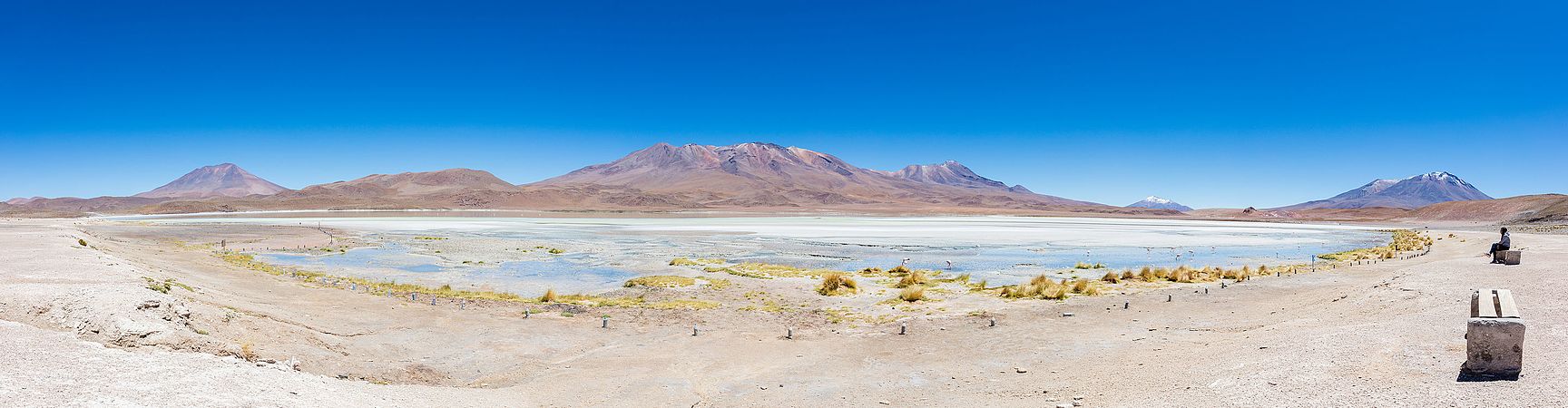 图为玻利维亚西南部北利佩斯省埃迪翁達湖全景。湖泊海拔4121米，面积3平方公里