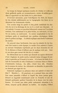 Le temps de lamper quelques rasades de whisky et voilà nos deux gaillards partis en reconnaissance, armés de solides gourdins et apportant un des falots de la plate-forme. Il devient nécessaire, pour l’intelligence du récit, de donner ici des détails additionnels sur la topographie des lieux où se déroulent les événements relatés. Une avenue large de quatre à cinq pieds conduisait du chemin du roi à la décharge du lac où il y avait une chaussée. À cet endroit, l’avenue en question bifurquait comme un Y en deux sentiers, l’un conduisant à la plate-forme, au sud-ouest, et l’autre au rocher, au nord-ouest. Ce rocher surplombait le lac de quelques pieds et constituait une position stratégique idéale pour la pêche à la ligne. Ce détail explique sans doute l’existence du sentier. On pouvait donc facilement, bien que les abords du lac fussent fort boisés à cette époque, se rendre d’un endroit à l’autre en suivant l’itinéraire représenté par les deux branches de cet Y, la distance n’étant d’ailleurs que de quelque cent pas. Aussi, nos deux gars eurent tôt fait de s’y rendre. En débouchant sur le rocher qui donnait un espace découvert d’une vingtaine de pieds carrés, Labonté laissa échapper de surprise le gourdin qu’il tenait à la main. À la lueur du falot, il venait de reconnaître la robe d’indienne à carreaux bleus et blancs d’Antoinette Croteau. En effet, c’était bien elle. Étendue sur la mousse du rocher, les vêtements en désordre, la pauvrette ne donnait pas signe de vie. Comment expliquer sa présence dans cet endroit et dans cet état ? Mystère !… Et pourtant, en y pensant bien, une solution, assez plausible s’offrait à l’esprit des deux jeunes gens. Doucet se rappelait maintenant avoir vu Toinette et son séduisant partenaire quitter l’enceinte de la danse vers les onze heures. Il n’avait pas alors prêté autrement attention à la chose, croyant qu’ils allaient au buffet. Au surplus, l’effroi