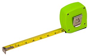 English: A standard measuring tape.