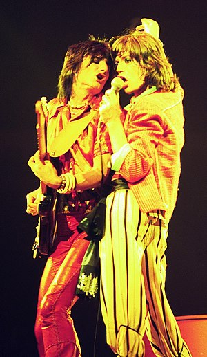 English: Mick Jagger (right) and Ronnie Wood (...