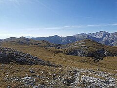 Karstformationen auf der Mitteralm, im Hintergrund links die Karlalm (Karlhochkogel), rechts der Hochschwab