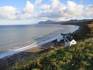 Golygfa o faes parcio uwchben y traeth, Morfa Nefyn