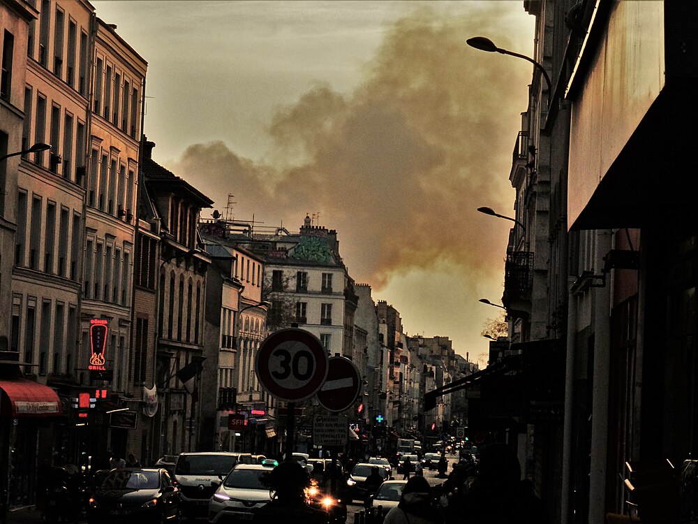 Дым от пожара в Соборе Парижской Богоматери в столице Франции 15 апреля 2019