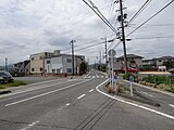 地下連絡通路を抜けて県道280号に合流している岡田新道。