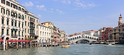 Venice, with the Rialto Bridge in the background Panorama of Canal Grande and Ponte di Rialto, Venice - September 2017.jpg