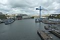 Vue prise du pont de Recouvrance sous un angle similaire à la photographie précédente, en 2006 : les façades classiques du XVIIIe siècle ont disparu, détruites après-guerre, pendant les opérations de reconstruction. On remarquera que la Grande Grue, au centre, a depuis été démantelée.