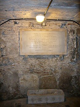 De inscriptie in de crypte vermeldt dat de heiligen Abdon en Sennen dat begraven liggen.