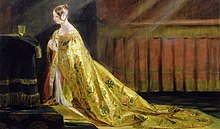 Скромная юная Виктория стоит на коленях перед золотой чашей для причастия в золотом платье, украшенном розами, чертополохом и трилистниками.