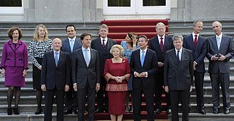 De Nederlandse regering in 2010-2012; de ministers van het kabinet-Rutte I met koningin Beatrix.