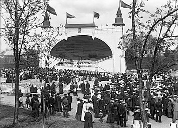 Fête au parc de Kaisaniemi en 1907. La scène a été conçue par Bruno Aspelin.