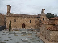 Façana on s'obre la porta d'accés