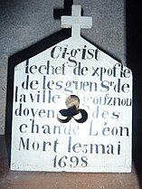 Saint-Pol-de-Léon : cathédrale Saint-Paul-Aurélien, boîte de crâne (chef) déposée sur une étagère 2.