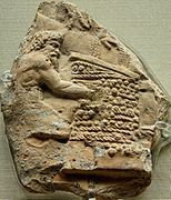 Satyre travaillant à un pressoir à raisin composé de plusieurs panneaux en osier ; relief fragmentaire en terre cuite, œuvre romaine, Ier siècle.