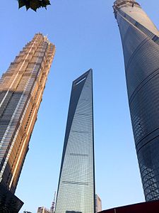 قرب الانتهاء من مركز شنغهاي المالي العالمي وبرج جين ماو وبرج شنغهاي في يناير 2014.