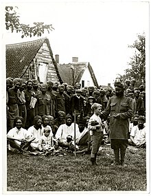 Siks et villageois français (Le Sart, France). Photographe : H. D. Girdwood (13875795995)