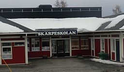 Skärpeskolan, förskola och grundskola för barnen i området samt en av två grundsärskolor i Örnsköldsvik