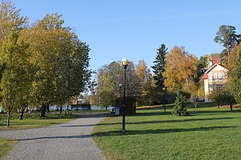 Skönviksparken i Rönninge. I bakgrunden skymtar sjön Flaten