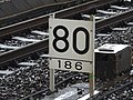 ここから186m間は80km/h以下で走行せよという意味。下側の数字が速度制限の区間長を示す[9]。