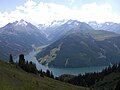 Stausee Durlaßbo­den vor Bergkulisse