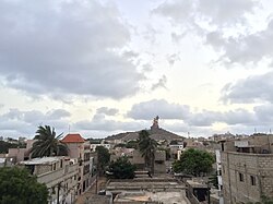 Blick von Ouakam auf Les Mamelles mit der Statue de la renaissance