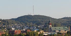 Le mont Sainte-Claire surplombant le centre-ville de Chicoutimi (Saguenay)