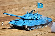 Milli rənglərdəki T-72 tankı.