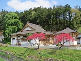 瀧源寺とシダレカツラ（左）