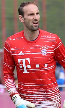 Том Старке Тренировка 2017-05 FC Bayern Muenchen-2 (обрезано) .jpg