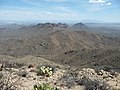 Südliche Tucson Mountains vom Wasson Peak aus gesehen; rechts im Mittelgrund die Old Tucson Studios, dahinter am Horizont die Santa Rita Mountains