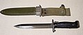 Bayonet M5 US dan sarung yang digunakan bersama dengan M1 Garand.