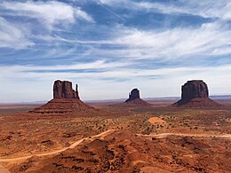 West Mitten Butte, East Mitten Butte et Merrick Butte.jpg