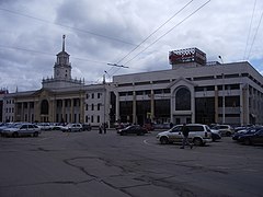 Вид на здание вокзала со стороны города