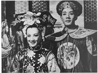 1948年电影《清宫秘史》剧照，周璇饰演的珍妃佩戴大拉翅。