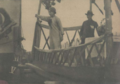 1933年武漢輪渡新造的建華號輪船下水時李書城富人薛文淑行擲瓶禮