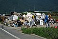 がれきの山とがれきを片付ける住民。 （2018年7月14日）