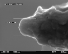 Vue au microscope électronique d'une pointe de microscope AFM, grossie 50000x.