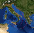 השטח המתוחם בנקודות אדומות ונכנס (כאצבע) אל תוך הים האדריאטי ולחלק מצפון איטליה, הוא הלוח האדריאתי. כל שאר השטחים הם הלוח האירואסייתי והלוח האפריקאי.