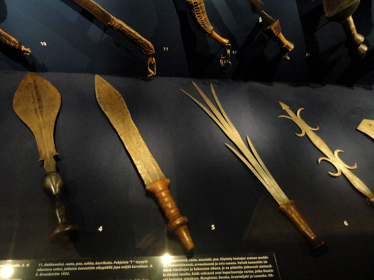 1280px-African_knives_in_in_the_Museum_of_Cultures_%28Helsinki%29-_DSC04944.JPG