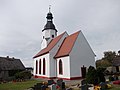 Kirche mit Ausstattung und Kirchhof mit Einfriedungsmauer, zwei Zugängen sowie Denkmal für die Gefallenen desErsten Weltkrieges