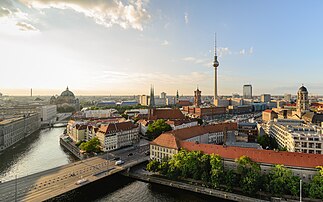 Berlin-Mitte et la Sprée vus depuis la Fischerinsel. (définition réelle 4 692 × 2 933)