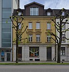 Wohnhaus mit Laden