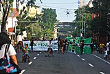 Bonek melakukan penggalangan dana di jalanan Kota Surabaya untuk korban bencana puting beliung di Krian, 19 February 2017