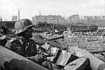 PPŠ je bila priljubljena tudi v nemškem Wehrmachtu; prizor iz bitke za Stalingrad.