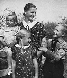 Nazi propaganda photo: A mother, her daughters and her son in the uniform of the Hitler Youth pose for the magazine SS-Leitheft February 1943. Bundesarchiv Bild 146-1973-010-31, Mutter mit Kindern.jpg
