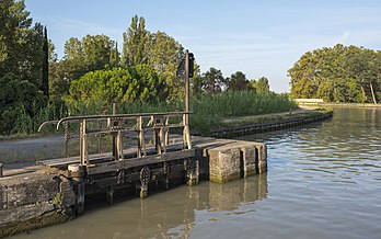 Le canal du Midi près du pont-canal de l'Orb, à Béziers (Occitanie). (définition réelle 7 044 × 4 403)